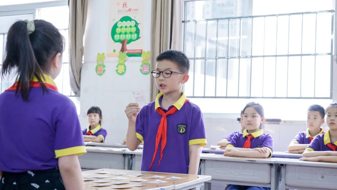 巧背古詩 最強大腦丨東外小學(xué)部巧借撲克牌玩轉(zhuǎn)古詩詞系列活動